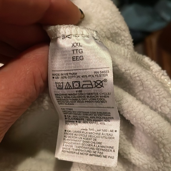 XXL Old Navy long sleeve BE THE LOVE sweatshirt in new condition - Picture 3 of 3